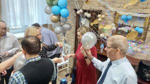 Uczestnicy w ramach konkursu z balonem tańczą w rytm muzyki.